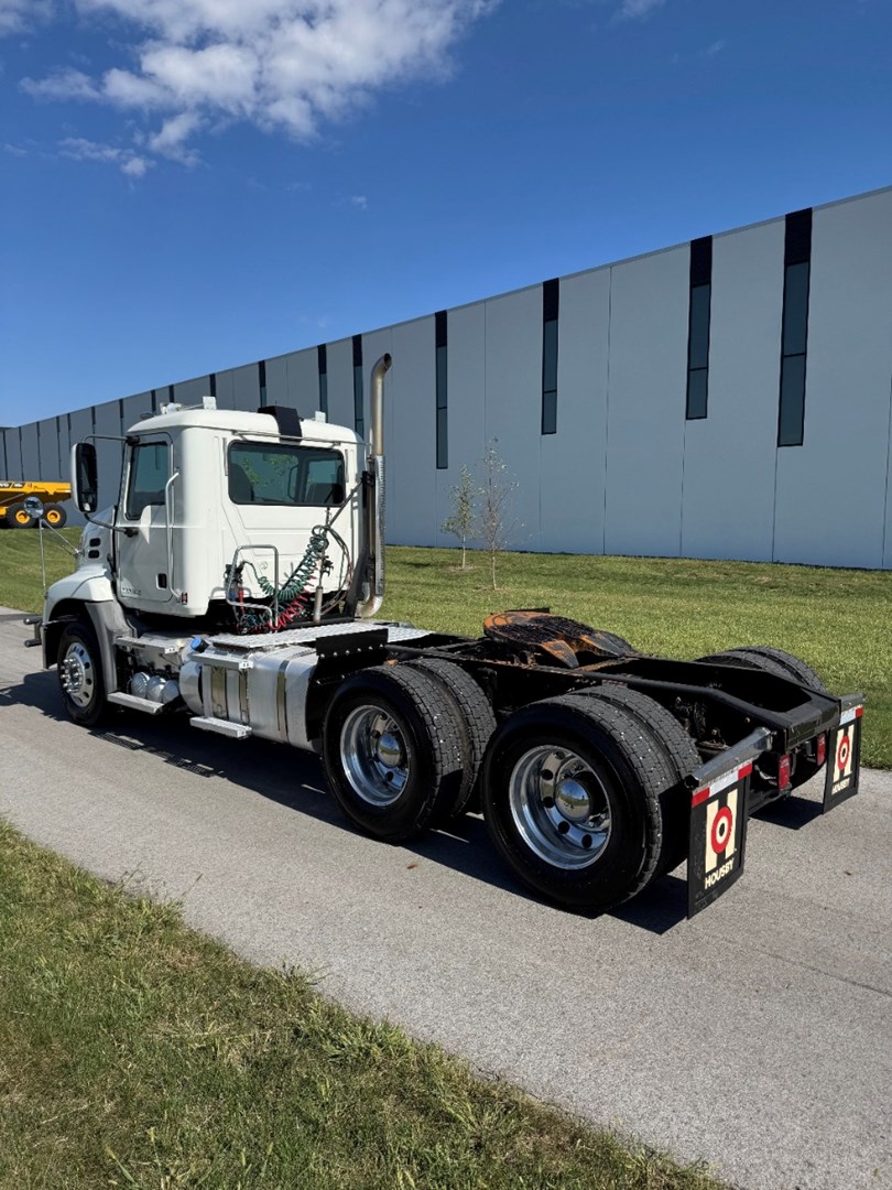 2016 MACK CXU613 - USED TRUCKS DAY CAB - image 4